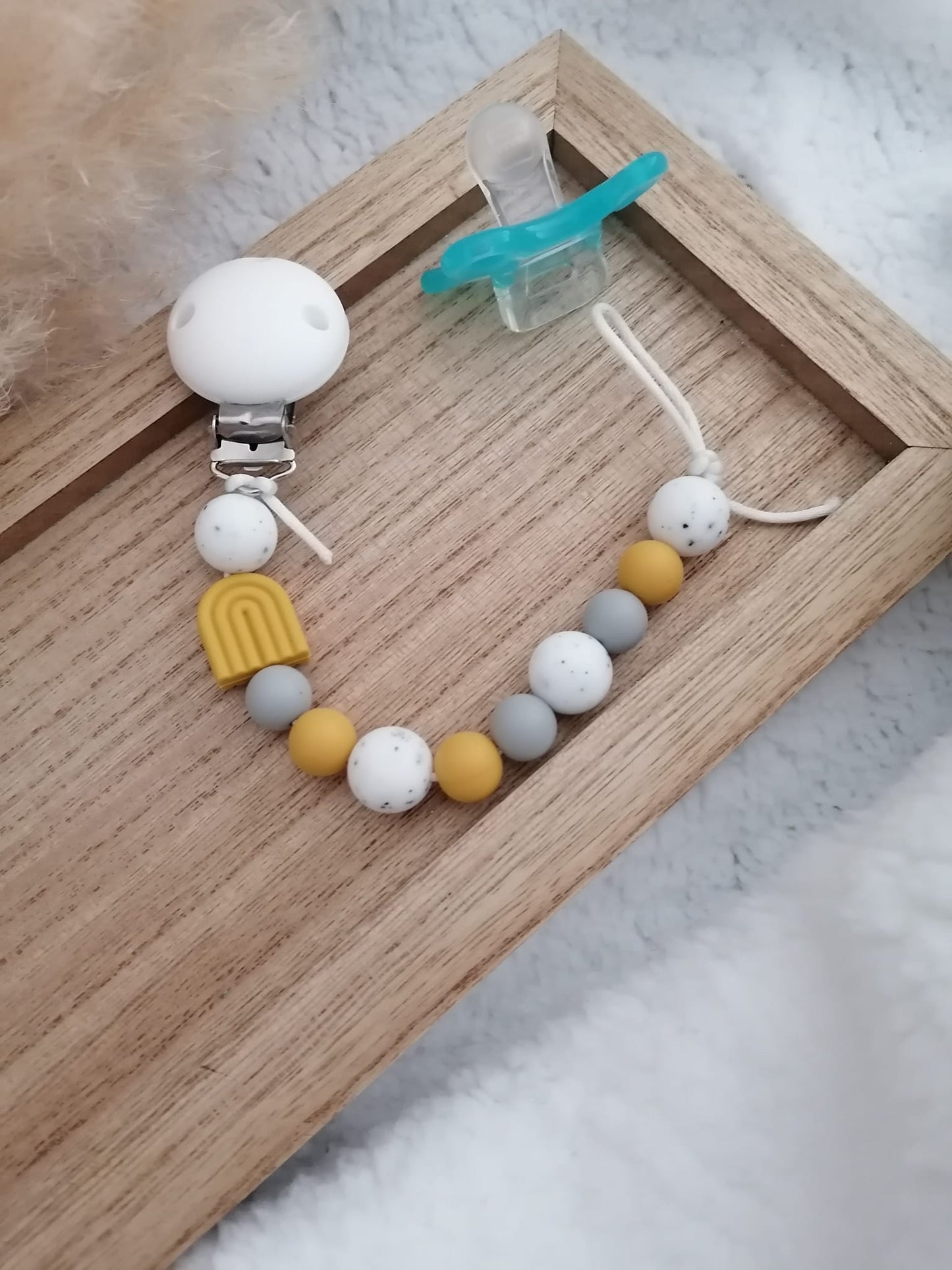 Attache tétine Arc en ciel jaune - L'atelier de Chloé