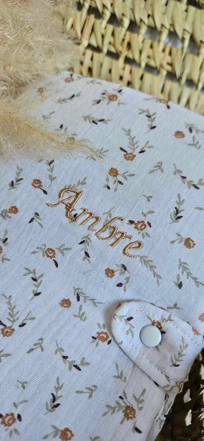 Protège carnet de santé personnalisé finition passepoil - L'atelier de Chloé