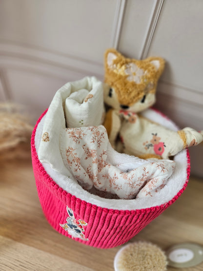Panière naissance, cadeau naissance : Doudou,bavoir, lange personnalisé