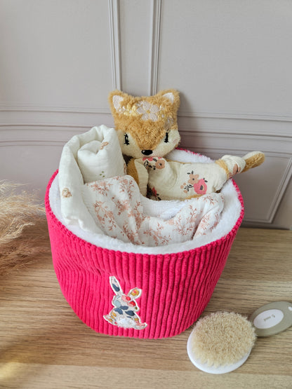Panière naissance, cadeau naissance : Doudou,bavoir, lange personnalisé
