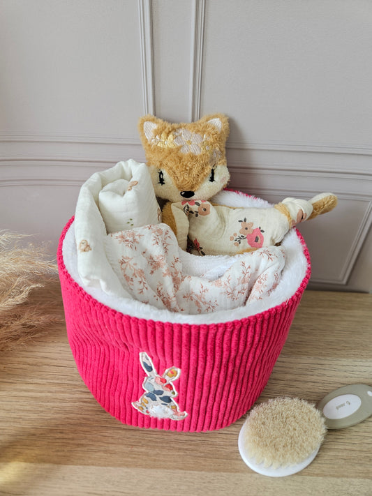 Panière naissance, cadeau naissance : Doudou,bavoir, lange personnalisé